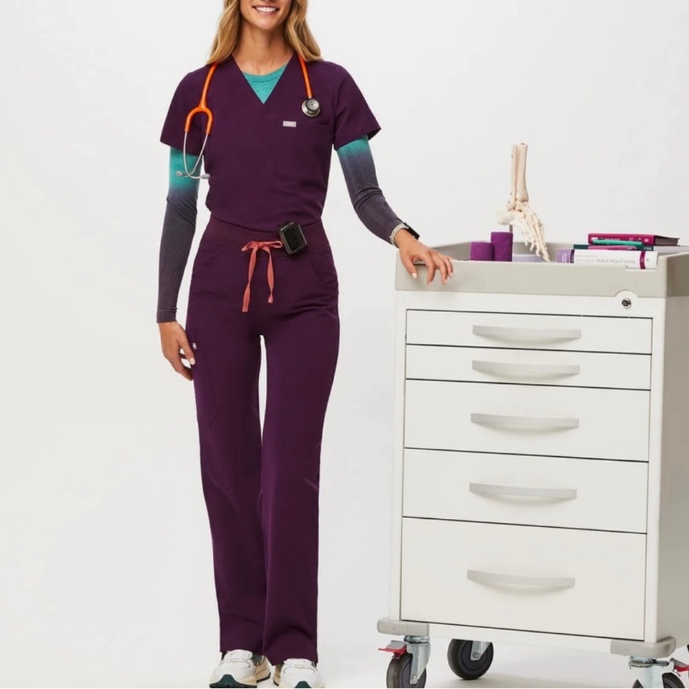 Figs deep purple scrub set, size medium